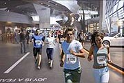 - Lauf-Fans beim 24-Stunden-Lauf in der BMW Welt (Bild: BMW AG)